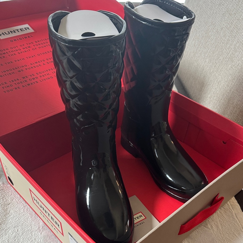 NWT Hunter Glossy Black Quilted Women's Boots